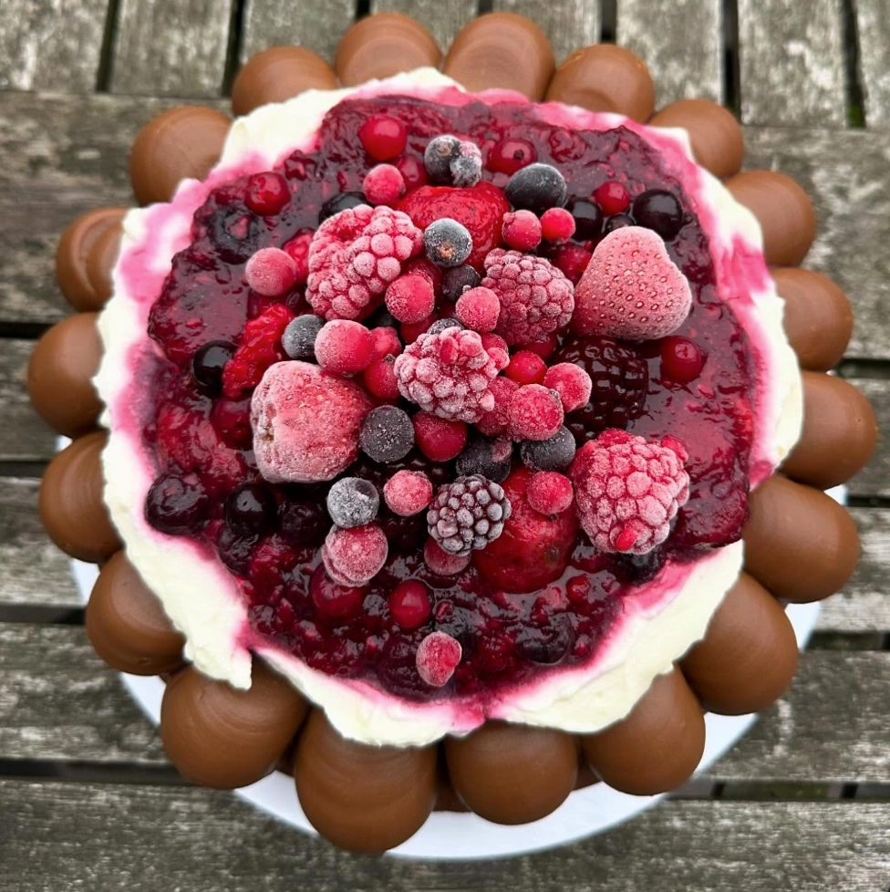 Marquise con frutos rojos
